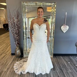 Kenneth Winston sweetheart, fit and flare, lace, three tiered train.
